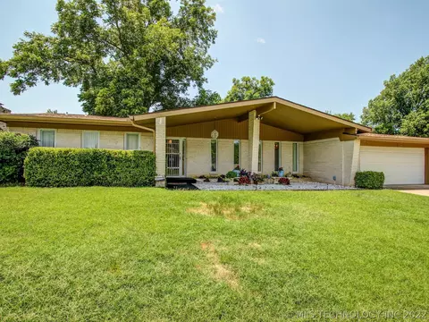 6824 E 55th St, Tulsa, OK 74145 photo 1