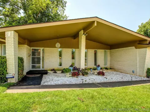 6824 E 55th St, Tulsa, OK 74145 photo 2
