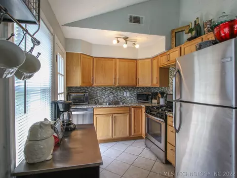 3739 E 2nd Pl, Tulsa, OK 74112 photo 10