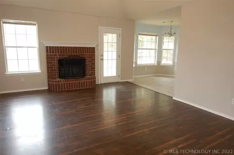 1383 E 138th Pl, Glenpool, OK 74033 photo 2