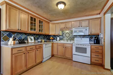 211 E 33rd Pl, Tulsa, OK 74105 photo 11