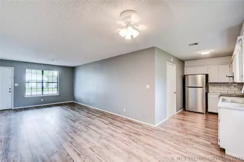 1030 144th Pl, Glenpool, OK 74033 photo 6