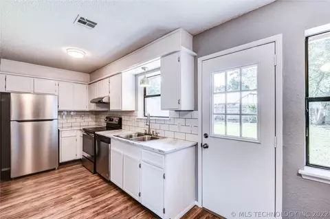 1030 144th Pl, Glenpool, OK 74033 photo 7