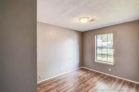1030 144th Pl, Glenpool, OK 74033 photo 9