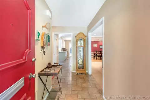 6852 E 56th St, Tulsa, OK 74145 photo 3