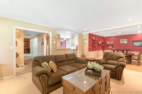 6852 E 56th St, Tulsa, OK 74145 photo 4