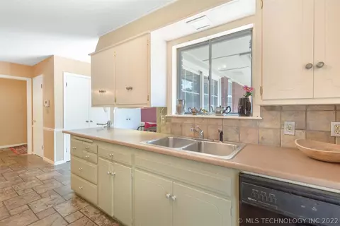 6852 E 56th St, Tulsa, OK 74145 photo 13