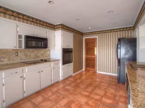 1906 E 20th St, Okmulgee, OK 74447 photo 9