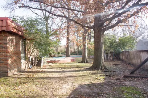 2858 E 48th Pl, Tulsa, OK 74105 photo 12
