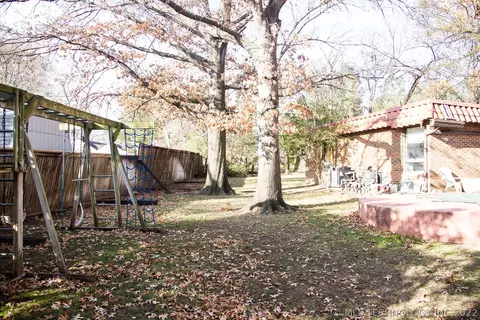 2858 E 48th Pl, Tulsa, OK 74105 photo 9