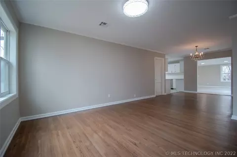 1373 E 45th Pl, Tulsa, OK 74105 photo 6