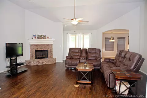 1210 E 133rd Pl, Glenpool, OK 74033 photo 6