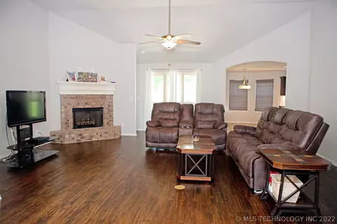 1210 E 133rd Pl, Glenpool, OK 74033 photo 9