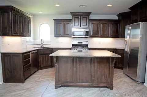 1210 E 133rd Pl, Glenpool, OK 74033 photo 11