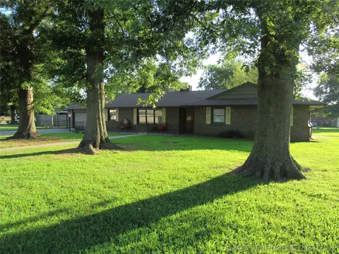 111 Circle Dr, Checotah, OK 74426 photo 1