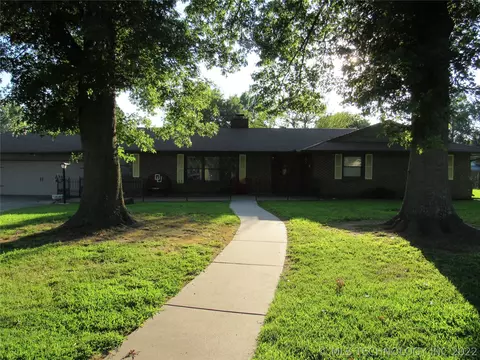 111 Circle Dr, Checotah, OK 74426 photo 2