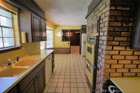 7025 E 70th St, Tulsa, OK 74133 photo 4