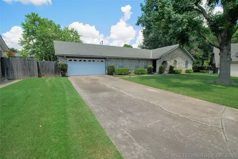 7025 E 70th St, Tulsa, OK 74133 photo 2