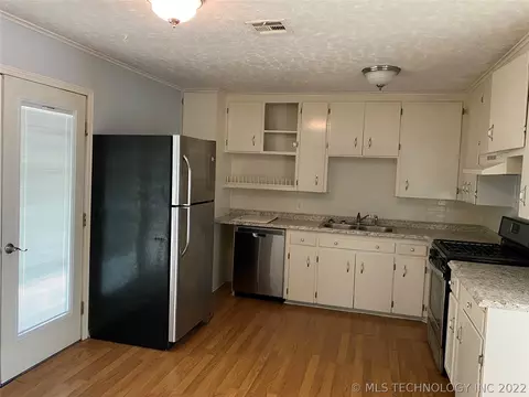 6943 E Latimer Pl N, Tulsa, OK 74115 photo 5