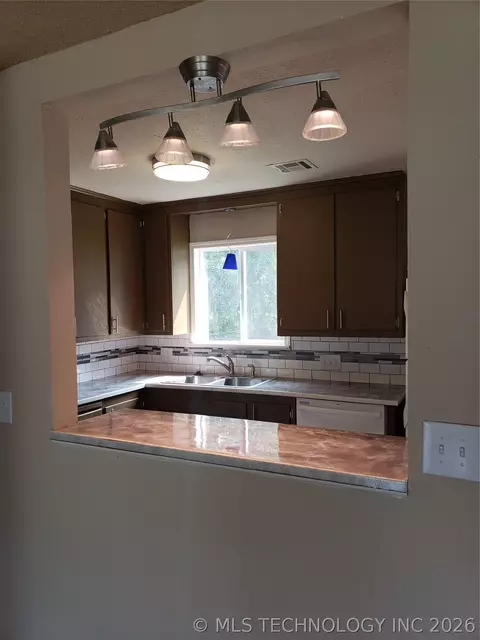 6940 E Marshall St, Tulsa, OK 74115 photo 4