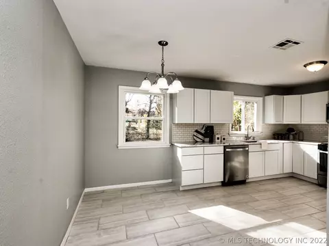 319 E Midway St, Broken Arrow, OK 74012 photo 7