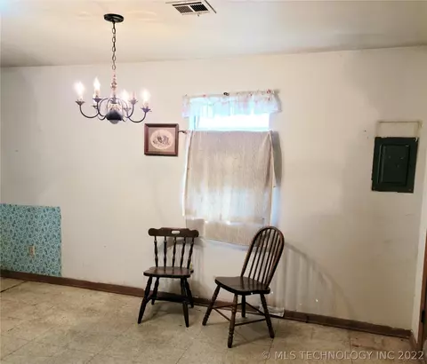 209 NE 4th St, Checotah, OK 74426 photo 5
