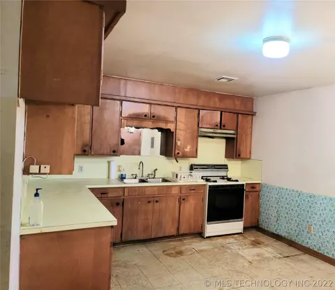 209 NE 4th St, Checotah, OK 74426 photo 4