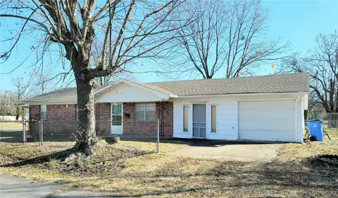209 NE 4th St, Checotah, OK 74426 photo 1