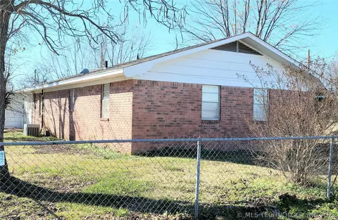 209 NE 4th St, Checotah, OK 74426 photo 2