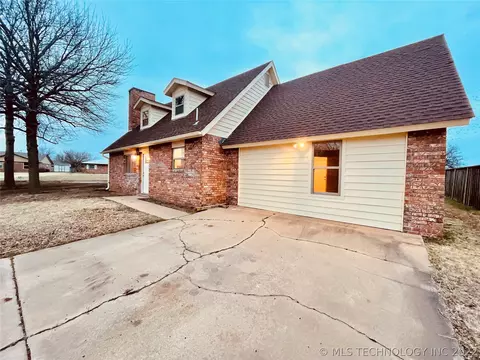 802 S Crestview Dr, Cushing, OK 74023 photo 2