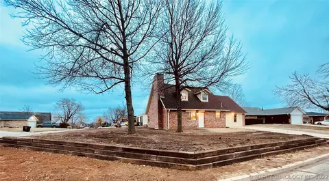 802 S Crestview Dr, Cushing, OK 74023 photo 1