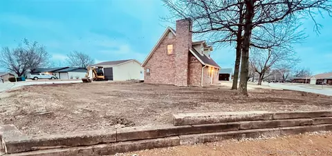 802 S Crestview Dr, Cushing, OK 74023 photo 3
