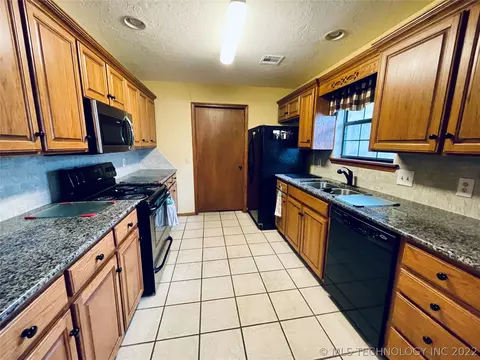318 S Highland Ave, Cushing, OK 74023 photo 11