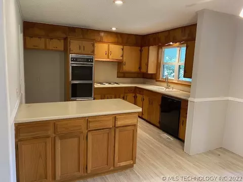 6718 E 28th Pl, Tulsa, OK 74129 photo 9