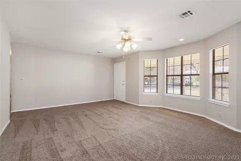 33947 Eagle Cir, Wagoner, OK 74467 photo 2