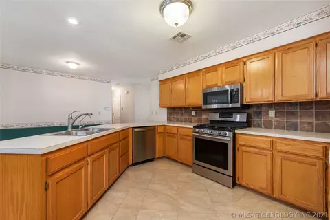 33947 Eagle Cir, Wagoner, OK 74467 photo 5
