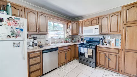 327 E 45th Pl, Tulsa, OK 74105 photo 3