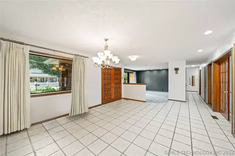 1605 Willow, Pryor, OK 74361 photo 3