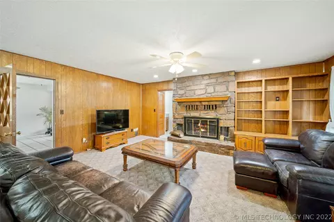 1605 Willow, Pryor, OK 74361 photo 4