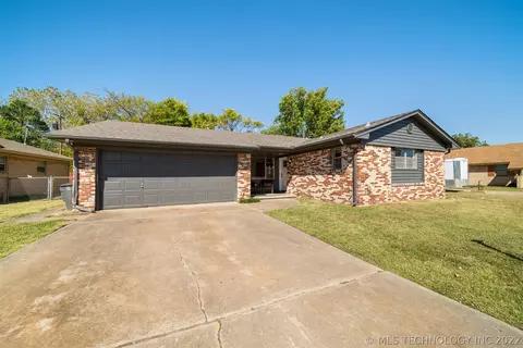 8271 E 34th St, Tulsa, OK 74145 photo 2
