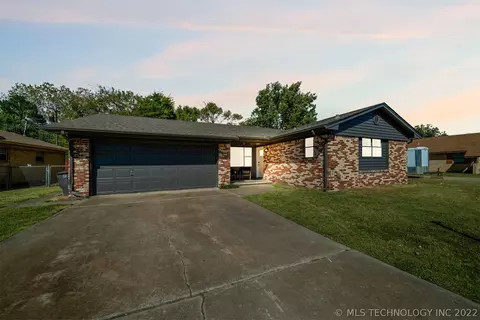 8271 E 34th St, Tulsa, OK 74145 photo 1