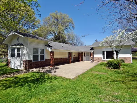 415 W Maple St, Stilwell, OK 74960