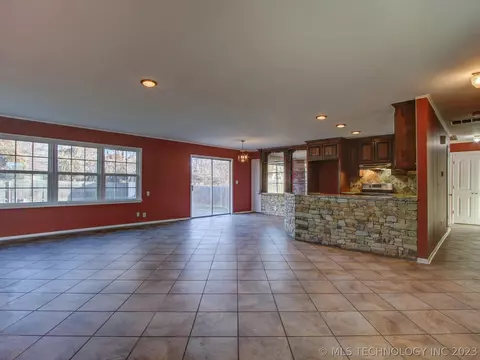 7521 E 26th Ct, Tulsa, OK 74129 photo 5