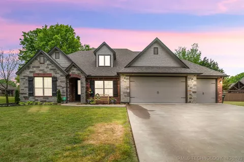 18 Woodcreek Ln, Pryor, OK 74361