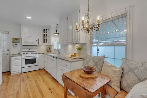 2446 E 17th Pl, Tulsa, OK 74104 photo 9
