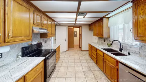 1301 E 13th St, Okmulgee, OK 74447 photo 11
