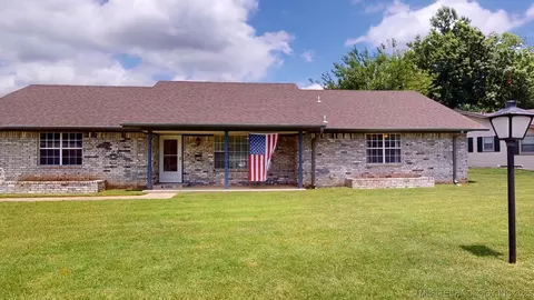 1301 E 13th St, Okmulgee, OK 74447 photo 2