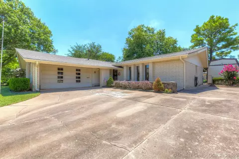 6850 E 55th St, Tulsa, OK 74145 photo 2