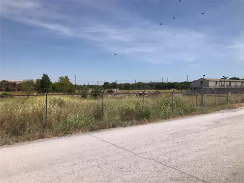 886 6th St, Pryor, OK 74361
