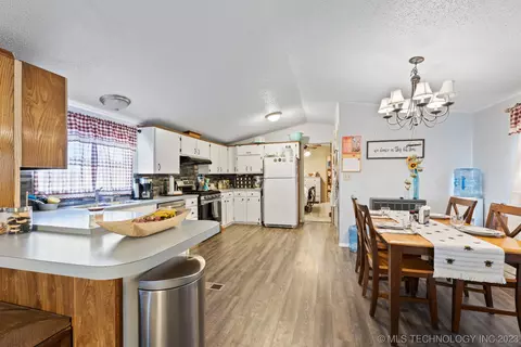 8404 Conifer Rd, Henryetta, OK 74437 photo 6